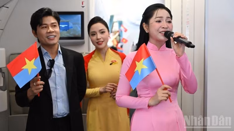 ndo_br_4-chuyen-bay-mang-khong-gian-nghe-thuat-day-cam-xuc-voi-su-xuat-hien-cua-nhac-si-nguyen-van-chung-va-ca-si-duyen-quynh-qua-phan-trinh-dien-ca-khuc-viet-tiep-cau-chuyen-hoa-binh-5534.jpg