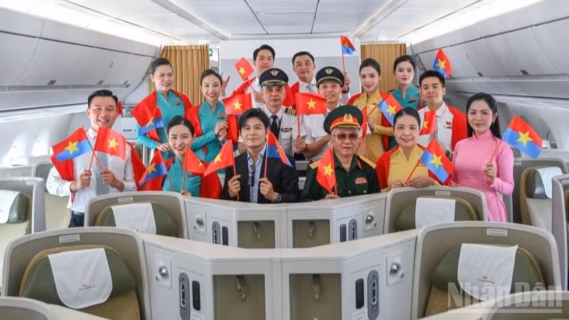 ndo_br_9-vietnam-airlines-khong-chi-chuyen-cho-hanh-khach-ma-con-chuyen-cho-niem-tu-hao-dan-toc-tinh-than-doan-ket-va-khat-vong-vuon-len-manh-me-cua-viet-nam-tren-bau-troi-khu-vuc-va-the-gioi-7991.jpg