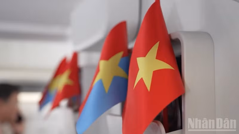 ndo_br_2-nhung-la-co-to-quoc-duoc-gui-toi-tan-tay-hanh-khach-duoc-phat-cao-cung-nhung-giai-dieu-tu-hao-da-mang-den-nhung-cam-xuc-dac-biet-6274.png