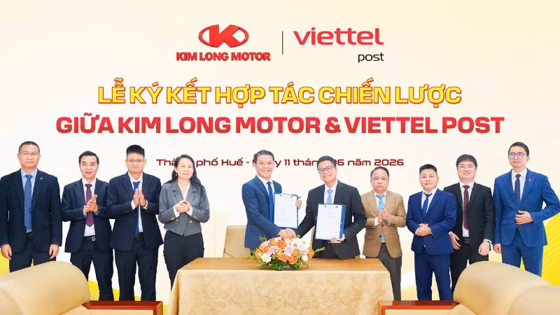 Đại diện Viettel Post và Kim Long Motor tại lễ ký kết hợp tác. (Ảnh: Ban Tổ chức)
