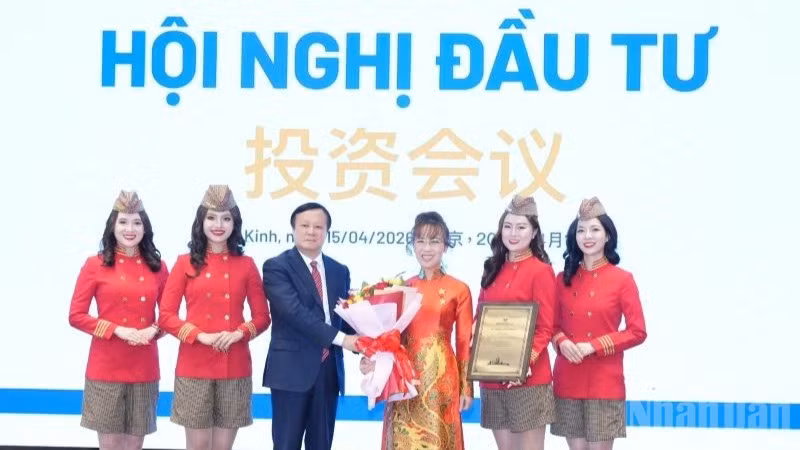 Ông Hà Đông Phong, Chủ tịch COMAC, trao bằng Giáo sư cho Tiến sĩ Nguyễn Thị Phương Thảo, Chủ tịch Vietjet.