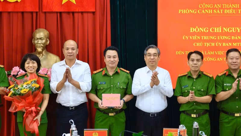 Lãnh đạo Thành ủy Thành phố Hồ Chí Minh tặng hoa chúc mừng PC04.