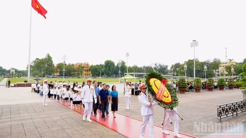 ndo_br_anh-1-trong-khuon-kho-chuong-trinh-cac-em-duoc-tham-quan-khu-di-tich-chu-tich-ho-chi-minh-va-vao-lang-vieng-bac-6570.jpg