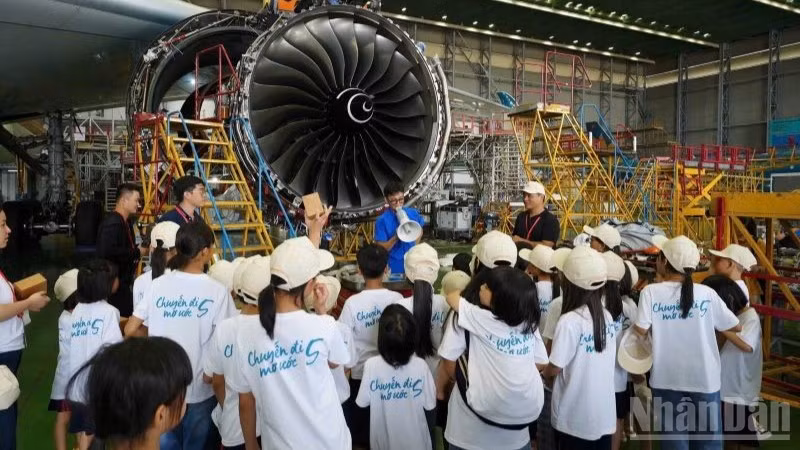 ndo_br_anh-3-cac-em-nho-trai-nghiem-thuc-te-tai-co-so-bao-duong-may-bay-cua-vaeco-don-vi-thanh-vien-thuoc-vietnam-airlines-5967.jpg