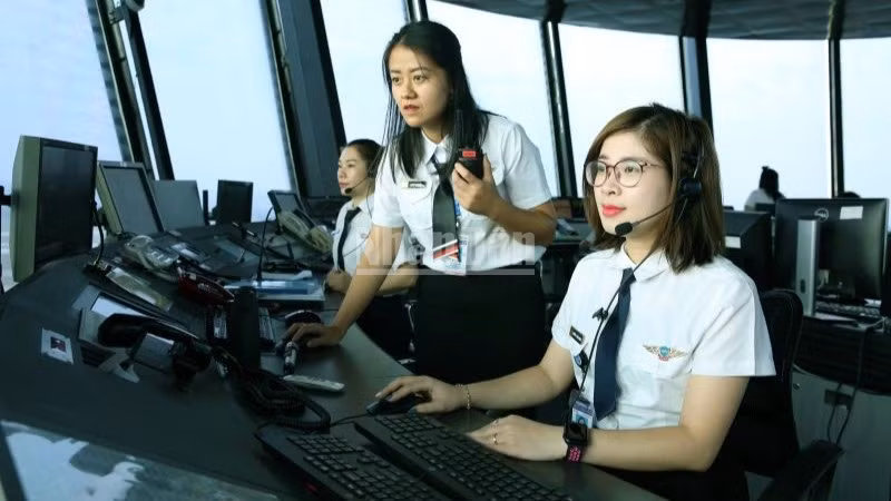 Kiểm soát viên không lưu trực điều hành bay tại Đài Kiểm soát không lưu, Cảng Hàng không quốc tế Nội Bài.