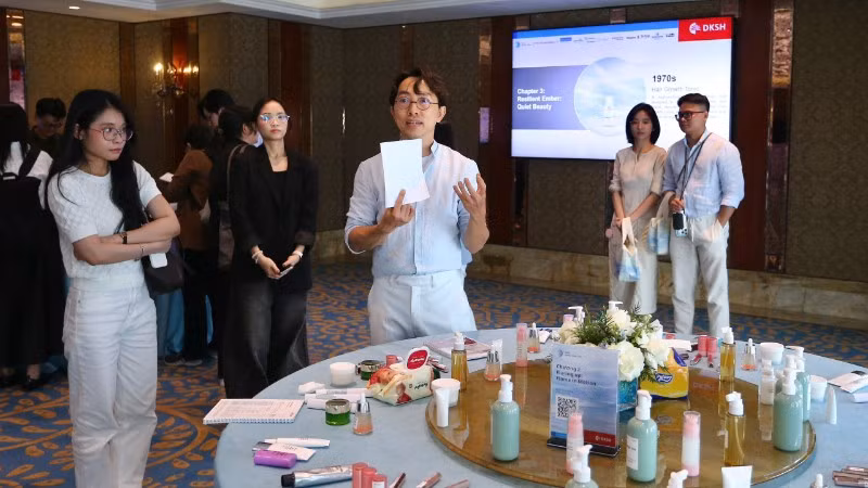 Đại diện DKSH Việt Nam giới thiệu về một số mỹ phẩm trên thị trường.