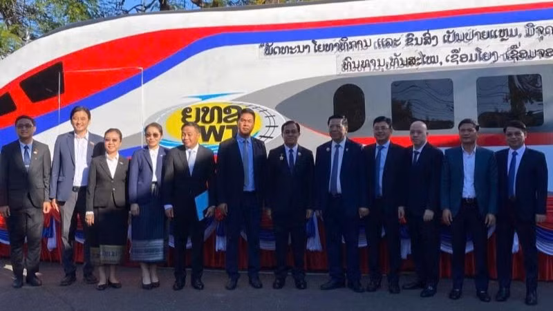 Bộ trưởng Xây dựng Trần Hồng Minh đã đến chào xã giao và làm việc với Bộ trưởng Công chính và vận tải Lào Leklay Sivilay.