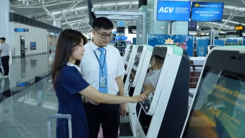 Đội ngũ nhân viên của Vietnam Airlines luôn sẵn sàng hỗ trợ hành khách khi cần thiết.