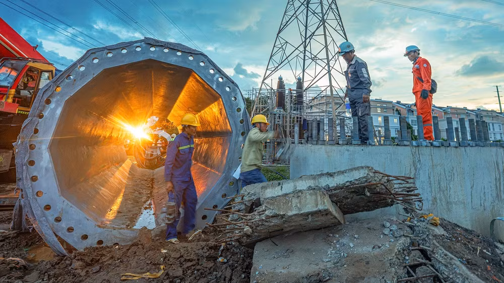 Công nhân thi công ngầm hóa lưới điện 220kV Nhà Bè-Tao Đàn. (Ảnh: CTV)