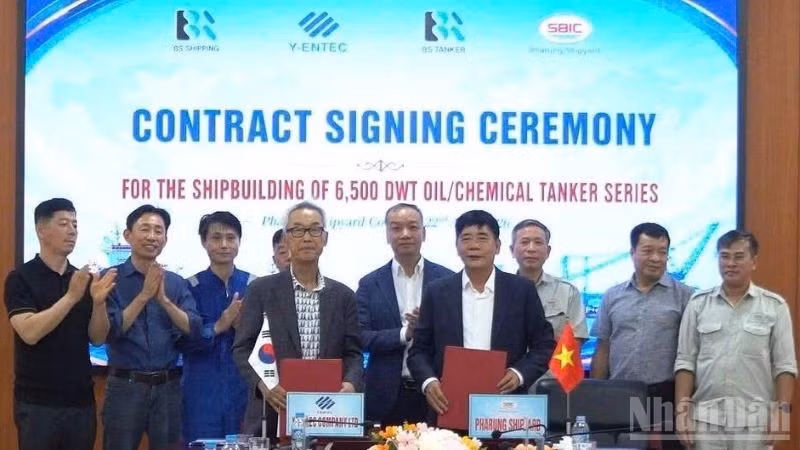 Công ty Đóng tàu Phà Rừng đã ký hợp đồng đóng mới và biên bản ghi nhớ (MOU) loạt tàu chở dầu/hóa chất trọng tải 6.500 DWT, gồm 10 chiếc với đối tác Hàn Quốc.