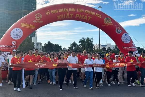 Cán bộ, công chức, viên chức, lực lượng vũ trang, đoàn viên, thanh niên, học sinh và người dân tỉnh Khánh Hòa cùng hòa chung nhịp bước trong chương trình đi bộ “Cùng Việt Nam tiến bước” năm 2026. (Ảnh: NGUYỄN TRUNG)