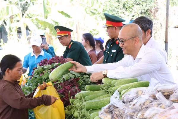 Lãnh đạo Ủy ban nhân dân phường và Ban Chỉ huy Quân sự phường Ba Ngòi, tỉnh Khánh Hòa trao thực phẩm sạch, thắm tình quân-dân đến các hộ đồng bào dân tộc thiểu số có hoàn cảnh khó khăn trên địa bàn. (Ảnh: NGUYỄN TRUNG)