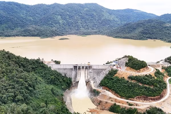 Hồ Sông Chò 1 nằm trên địa bàn các xã Trung Khánh Vĩnh, Bắc Khánh Vĩnh và Nam Ninh Hòa, có dung tích 110 triệu m3 (lớn thứ hai toàn tỉnh Khánh Hòa), phát huy hiệu quả vai trò giữ nước cho sản xuất, đời sống, góp phần vào phát triển kinh tế-xã hội tại địa phương. (Ảnh: NGUYỄN TRUNG)