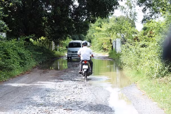 Với người dân, mỗi chuyến đi qua tuyến đường là một lần phải căng mắt quan sát, lựa từng khoảng mặt đường còn bằng phẳng để tránh hiểm họa. (Ảnh: NGUYỄN TRUNG)