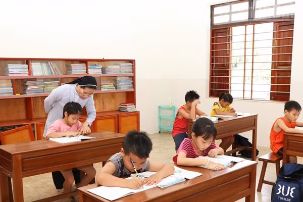 Một buổi dạy học cho trẻ em yếu thế tại mái ấm Nhân Ái, phường Ba Ngòi, tỉnh Khánh Hòa. (Ảnh: NGUYỄN TRUNG)