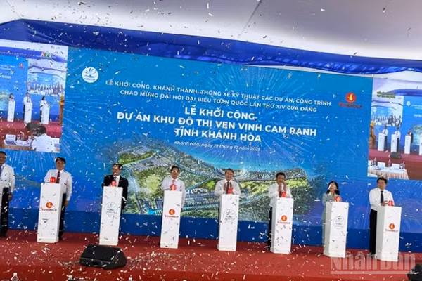 Lãnh đạo tỉnh Khánh Hòa cùng nhà đầu tư, nhà thầu và các địa biểu ấn nút khởi công Dự án Khu đô thị ven vịnh Cam Ranh. (Ảnh: NGUYỄN TRUNG)