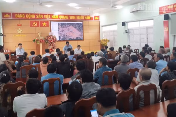 Ủy ban nhân dân xã Phước Dinh, tỉnh Khánh Hòa tổ chức họp dân công khai để triển khai công tác bồi thường, hỗ trợ, giải phóng mặt bằng thực hiện Dự án Nhà máy Điện hạt nhân Ninh Thuận 1. (Ảnh: NGUYỄN TRUNG)