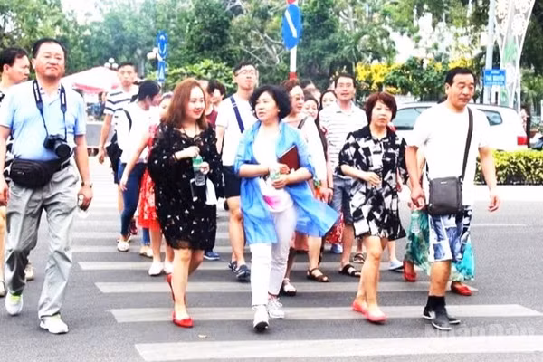 Du khách Trung Quốc đi du lịch theo đoàn đến Khánh Hòa. (Ảnh: HƯƠNG XUÂN)