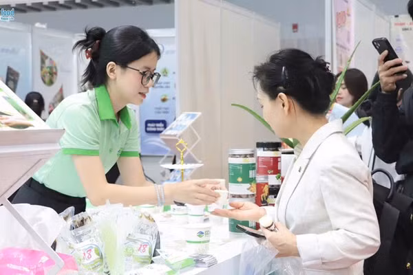Nha đam hương yến, nha đam sệt vị chanh dây, vị dâu, nha đam không đường… đạt OCOP 4 sao do Công ty cổ phần Thực phẩm Cánh Đồng Việt (VietFarm), phường Bảo An, tỉnh Khánh Hòa sản xuất đã có mặt tại nhiều hệ thống siêu thị trên cả nước. (Ảnh: NGUYỄN TRUNG)