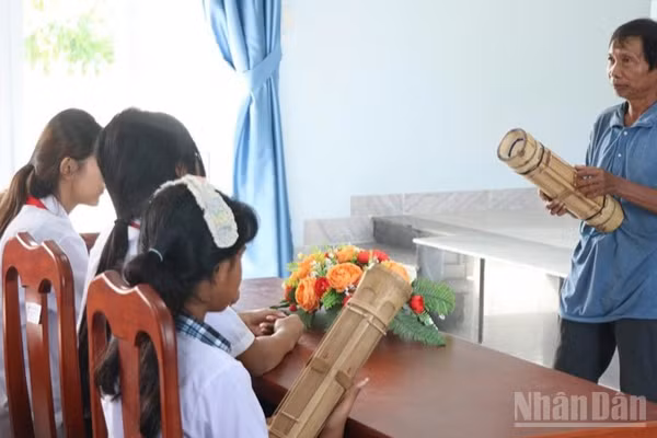 Một buổi dạy đàn Chapi của nghệ nhân xã Phước Hà, tỉnh Khánh Hòa cho học sinh Trường Phổ thông Dân tộc bán trú trung học cơ sở Phước Hà. (Ảnh: NGUYỄN TRUNG)