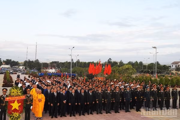 Lãnh đạo Tỉnh ủy, Hội đồng nhân dân, Ủy ban nhân dân, Ủy ban mặt trận Tổ quốc Việt Nam tỉnh Khánh Hòa và nhân dân viếng anh linh các Anh hùng liệt sĩ tại Nghĩa trang liệt sĩ Ninh Thuận. (Ảnh: NGUYỄN TRUNG)