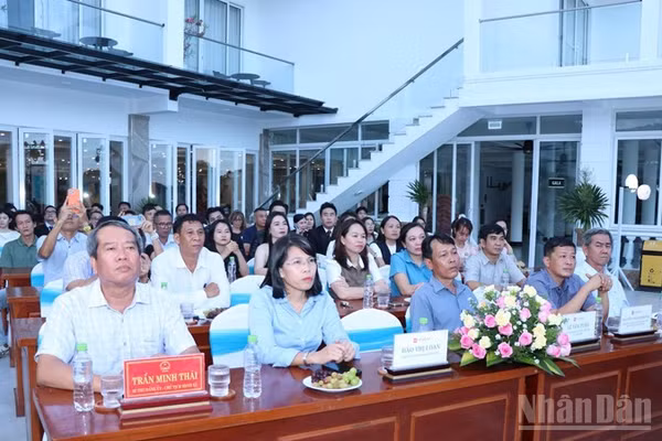 Lãnh đạo xã Vĩnh Hải và các nhà báo dự buổi họp báo. (Ảnh: NGUYỄN TRUNG)