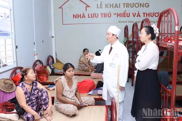 Lãnh đạo Bệnh viện Đa khoa Ninh Thuận thăm hỏi thân nhân người bệnh nặng đang nghỉ ngơi tại Nhà lưu trú “Hiểu và Thương”. (Ảnh: NGUYỄN TRUNG)