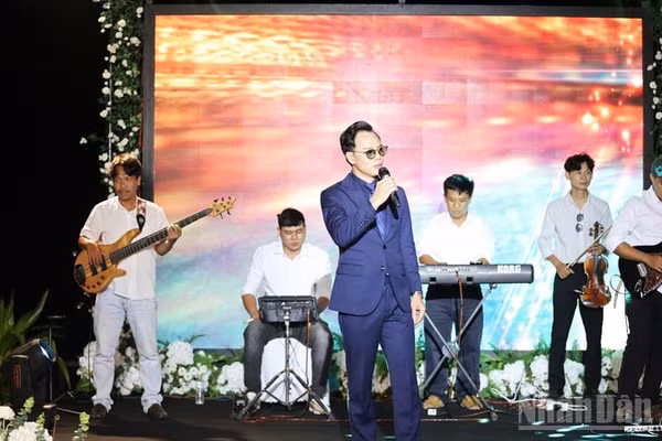 Đêm nhạc “Vĩnh Hy Xưa” kể câu chuyện về một vùng biển giàu sức sống, nơi âm nhạc trở thành nhịp cầu kết nối cảm xúc và quảng bá điểm đến. (Ảnh: HƯNG MINH)
