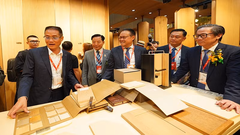 tham-quan-gian-hang.jpg