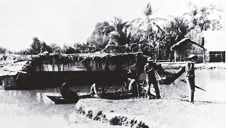 Thanh ni&ecirc;n xung phong Th&agrave;nh phố tham gia c&aacute;ng thương tr&ecirc;n chiến trường bi&ecirc;n giới T&acirc;y Nam. (Ảnh: Tư liệu Thanh ni&ecirc;n xung phong)