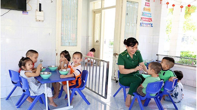 C&aacute;c gi&aacute;o vi&ecirc;n của Lực lượng Thanh ni&ecirc;n xung phong Th&agrave;nh phố tham gia chăm s&oacute;c cho con em c&aacute;c gia đ&igrave;nh kh&oacute; khăn ở v&ugrave;ng s&acirc;u, v&ugrave;ng xa. (Ảnh: Tư liệu Thanh ni&ecirc;n xung phong)