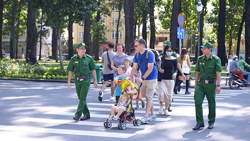 Lực lượng Thanh ni&ecirc;n xung phong Th&agrave;nh phố tham gia bảo vệ an to&agrave;n cho du kh&aacute;ch ở khu vực trung t&acirc;m. (Ảnh: Tư liệu Thanh ni&ecirc;n xung phong)