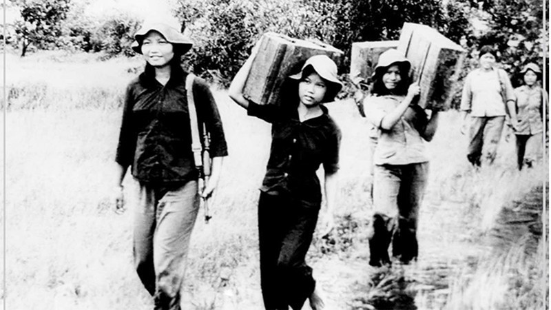 Thanh ni&ecirc;n xung phong Th&agrave;nh phố tham gia tải đạn tr&ecirc;n chiến trường bi&ecirc;n giới T&acirc;y Nam. (Ảnh: Tư liệu Thanh ni&ecirc;n xung phong)