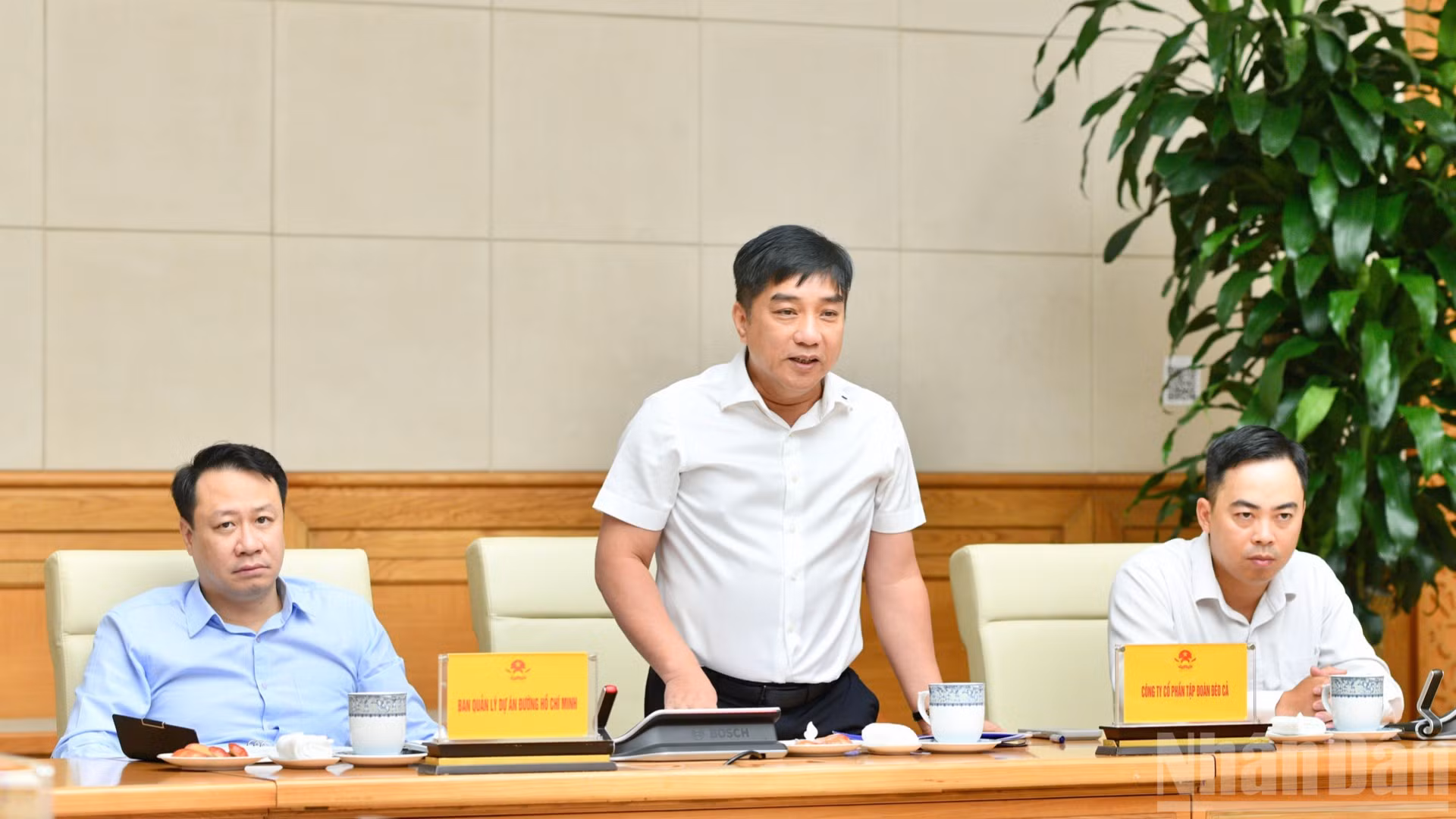 Chủ tịch Hội đồng quản trị Tập đoàn Đèo Cả Hồ Minh Hoàng phát biểu ý kiến tại hội nghị.