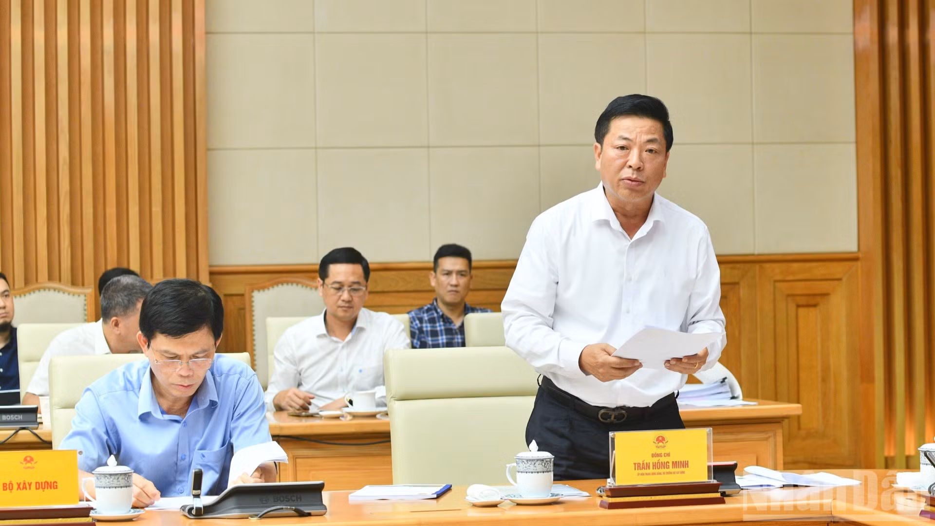 Bộ trưởng Xây dựng Trần Hồng Minh báo cáo tại hội nghị.