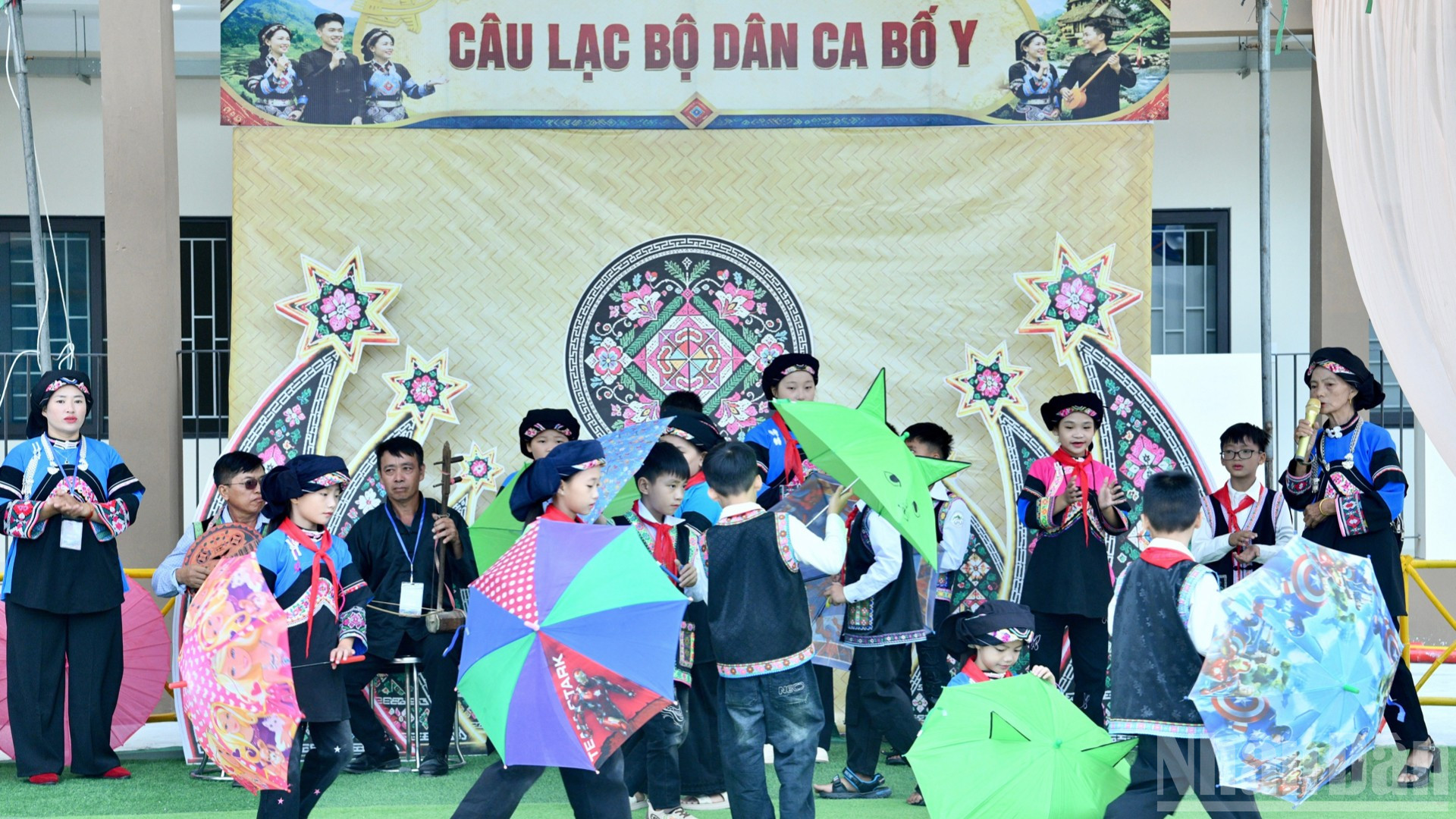C&aacute;c ch&aacute;u học sinh trong C&acirc;u lạc bộ D&acirc;n ca Bố Y biểu diễn nh&acirc;n dịp buổi lễ. (Ảnh: THANH GIANG)