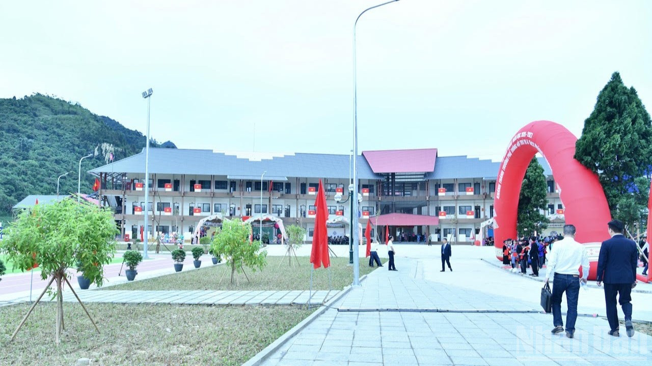 Cơ sở vật chất Trường phổ th&ocirc;ng nội tr&uacute; tiểu học v&agrave; trung học cơ sở Mường Khương trong Lễ khai giảng năm học mới. (Ảnh: THANH GIANG)