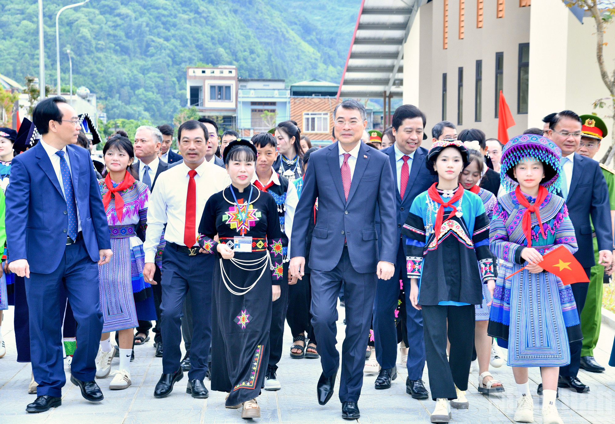 Thủ tướng Ch&iacute;nh phủ L&ecirc; Minh Hưng tới dự Lễ Khai giảng năm học 2026-2027 v&agrave; kh&aacute;nh th&agrave;nh c&aacute;c trường phổ th&ocirc;ng nội tr&uacute; li&ecirc;n cấp tại c&aacute;c x&atilde; bi&ecirc;n giới đất liền. (Ảnh: THANH GIANG)