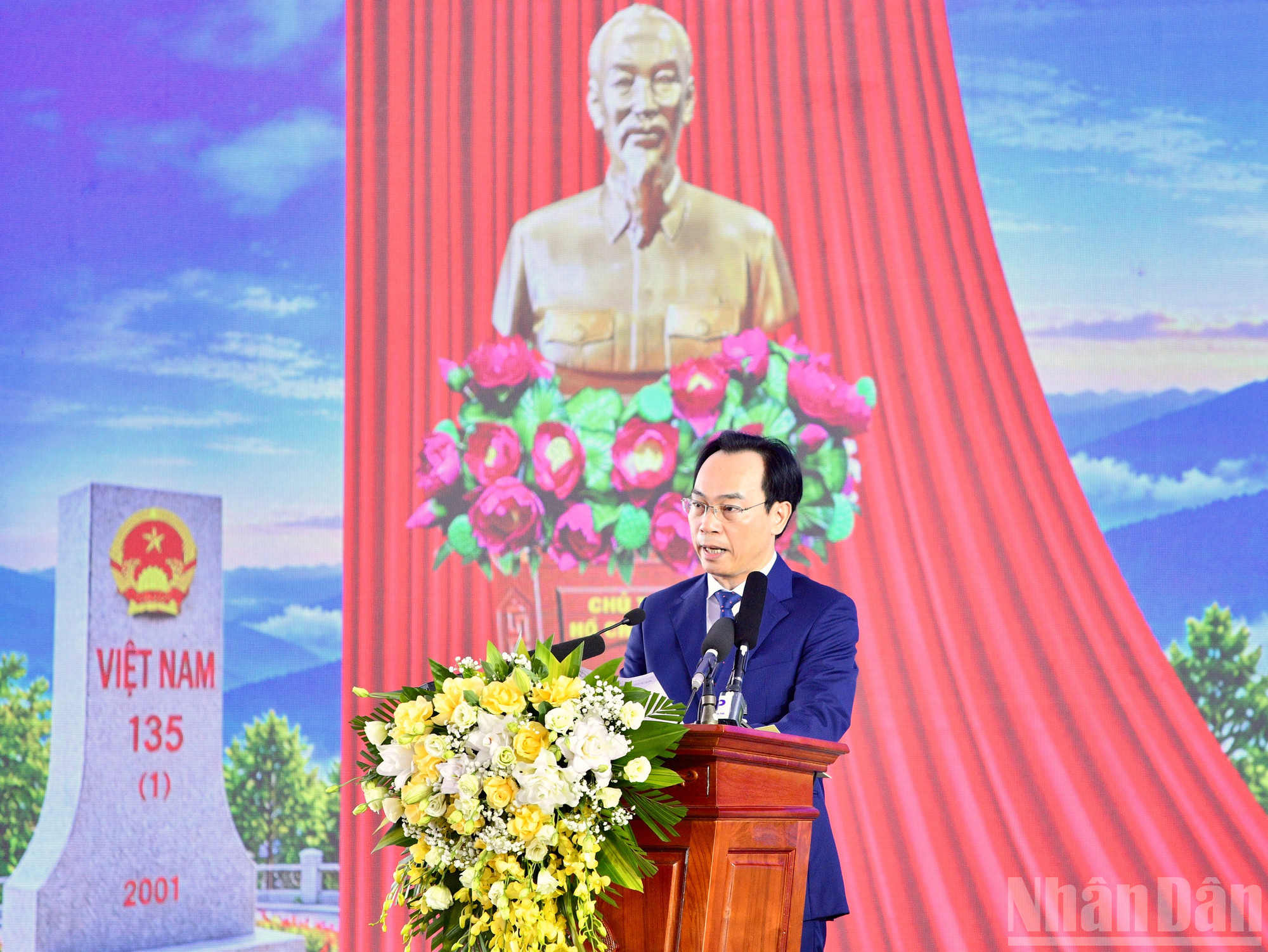 Bộ trưởng Gi&aacute;o dục v&agrave; Đ&agrave;o tạo Ho&agrave;ng Minh Sơn tr&acirc;n trọng đọc Thư của Tổng B&iacute; thư, Chủ tịch nước T&ocirc; L&acirc;m gửi c&aacute;c thế hệ nh&agrave; gi&aacute;o, học sinh v&agrave; to&agrave;n ng&agrave;nh gi&aacute;o dục nh&acirc;n dịp năm học mới. (Ảnh: THANH GIANG)