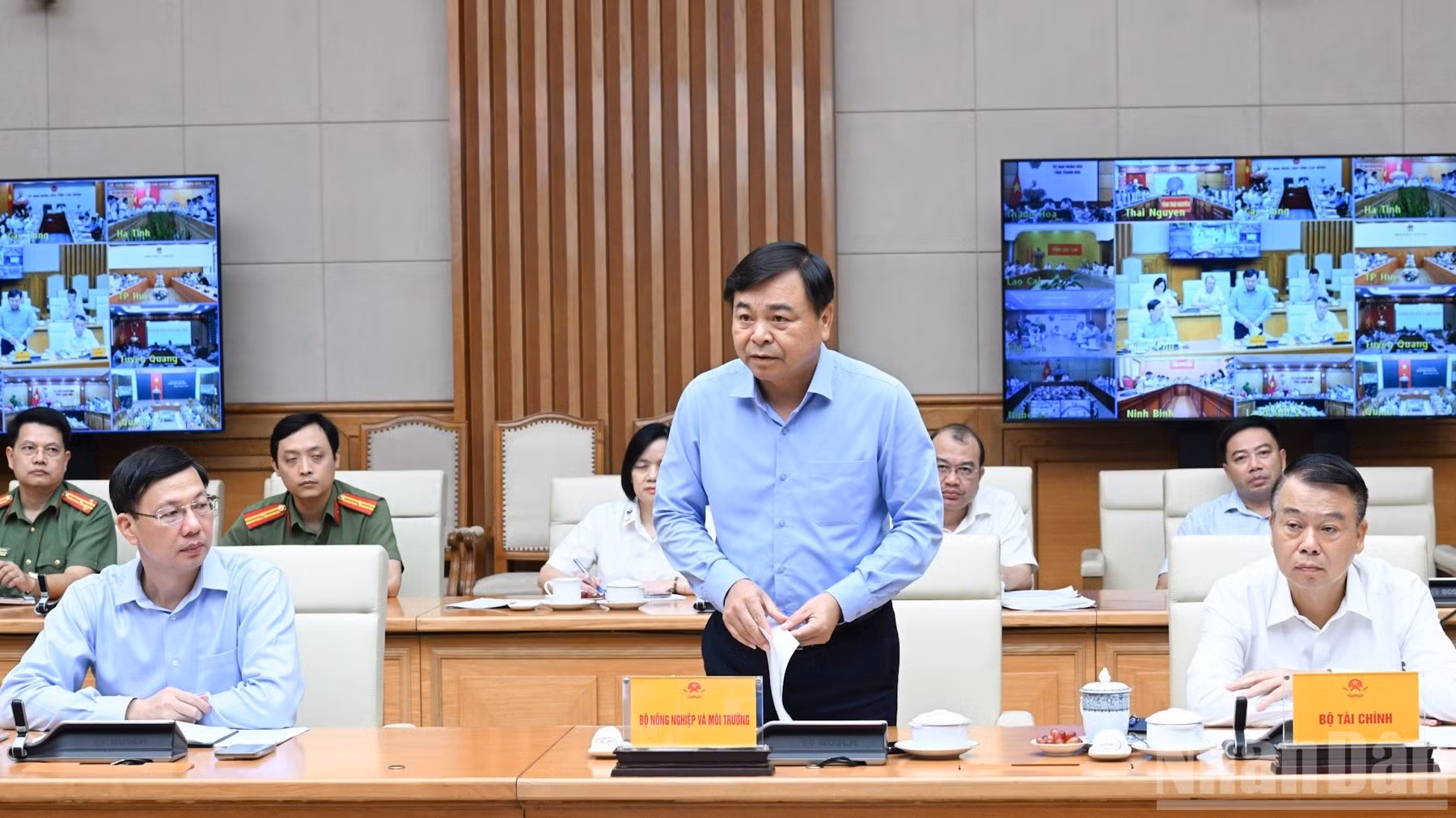 Lãnh đạo Bộ Nông nghiệp và Môi trường báo cáo tại cuộc họp.