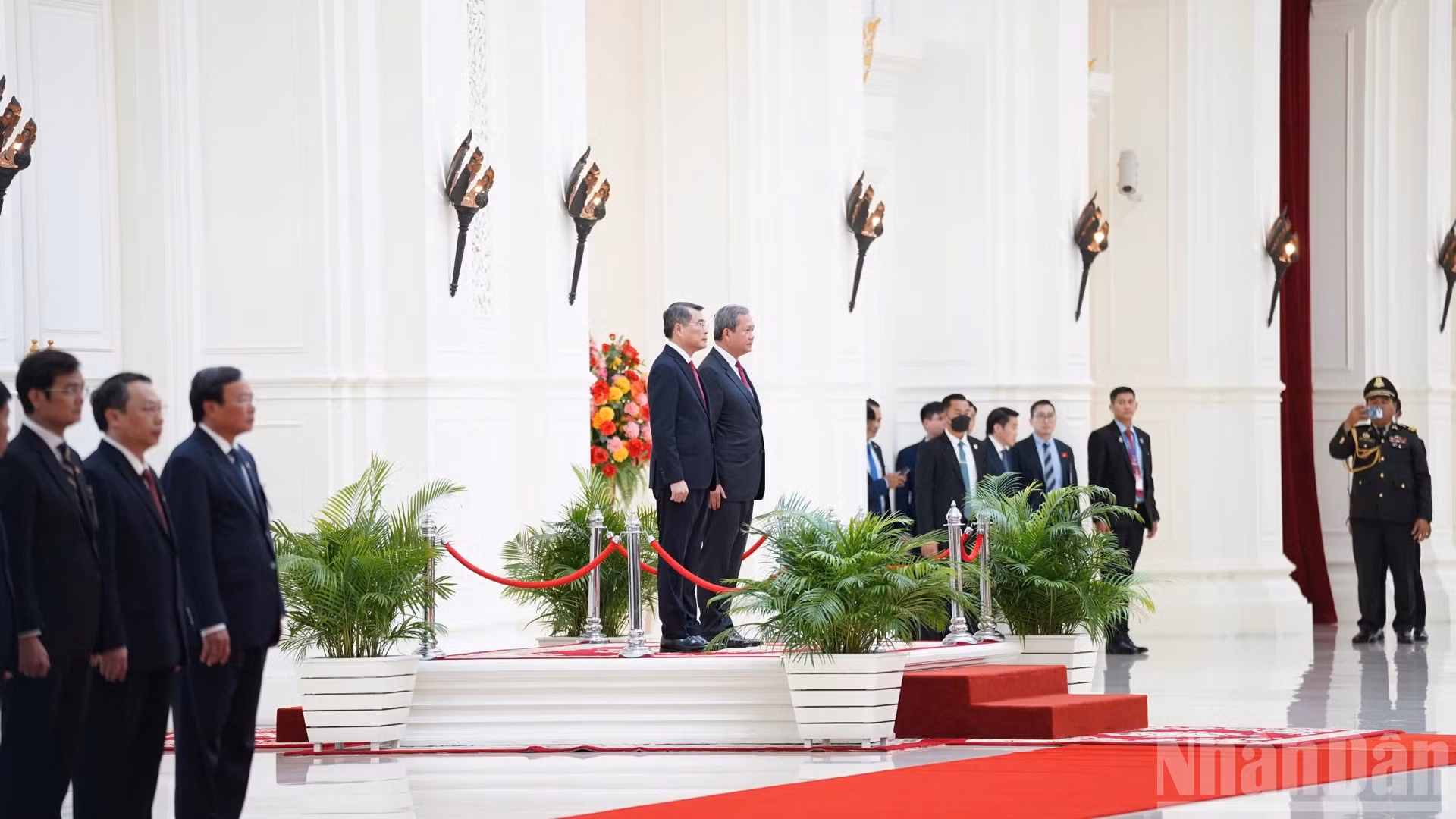 Thủ tướng Lê Minh Hưng và Thủ tướng Hun Manet đứng trên bục danh dự nghe Đội quân nhạc cử hành Quốc thiều hai nước. (Ảnh: ĐINH TRƯỜNG)