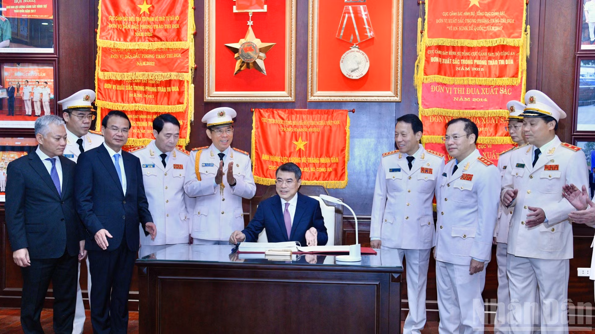 Thủ tướng Chính phủ Lê Minh Hưng ghi lưu bút tại Phòng Truyền thống lực lượng Cảnh sát hình sự. (Ảnh: THANH GIANG)