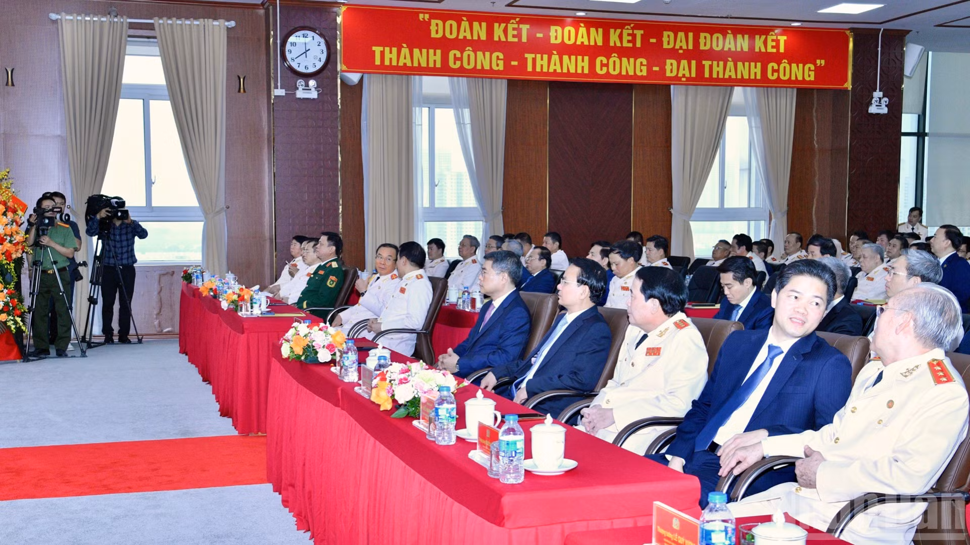 Thủ tướng Chính phủ Lê Minh Hưng và các đại biểu tham dự lễ kỷ niệm. (Ảnh: THANH GIANG)