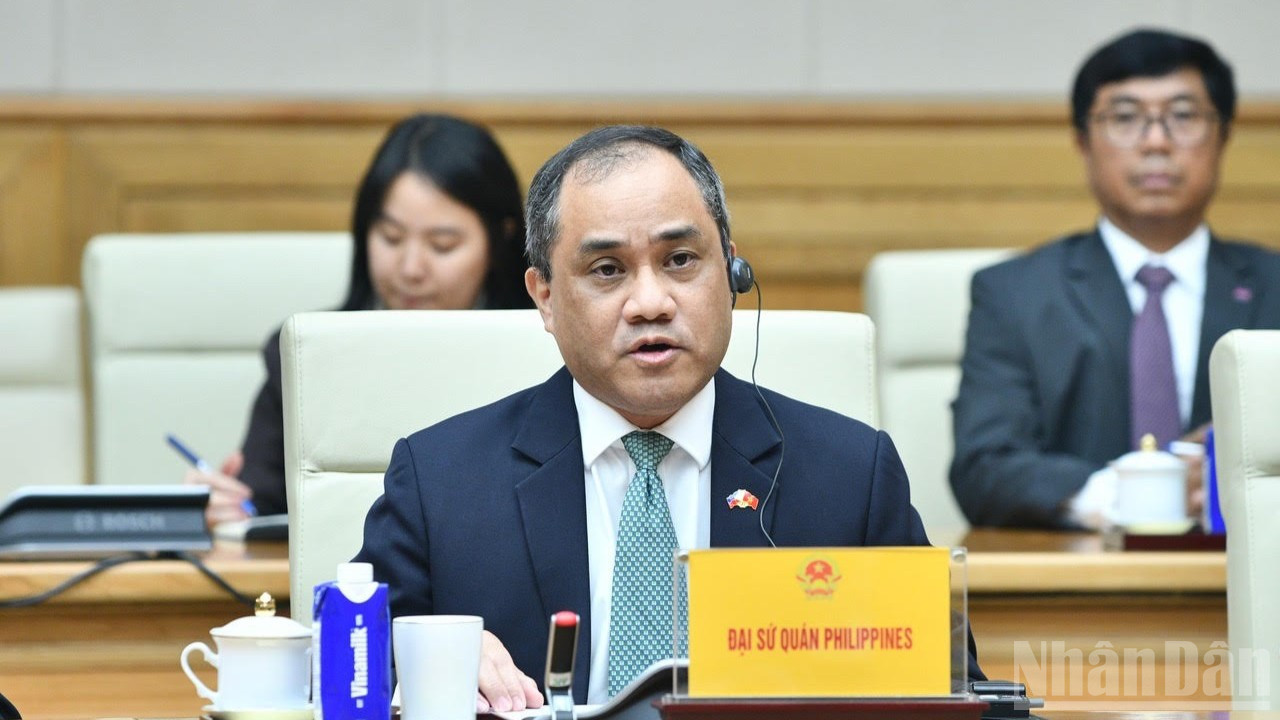 Đại sứ Philippines tại Việt Nam Francisco Noel R. Fernandez III thay mặt cho Đại sứ, Đại biện các nước ASEAN phát biểu ý kiến tại buổi tiếp. (Ảnh: THANH GIANG)