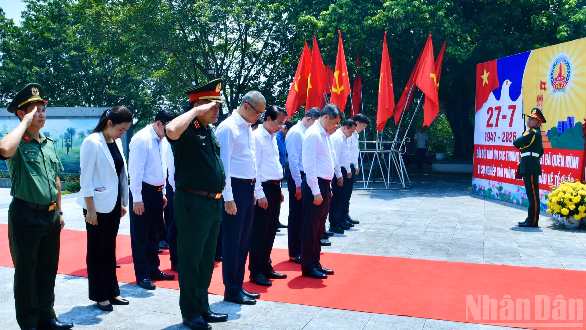 Thủ tướng Lê Minh Hưng và các đại biểu dành một phút mặc niệm tưởng nhớ các Anh hùng liệt sĩ. (Ảnh: THANH GIANG)
