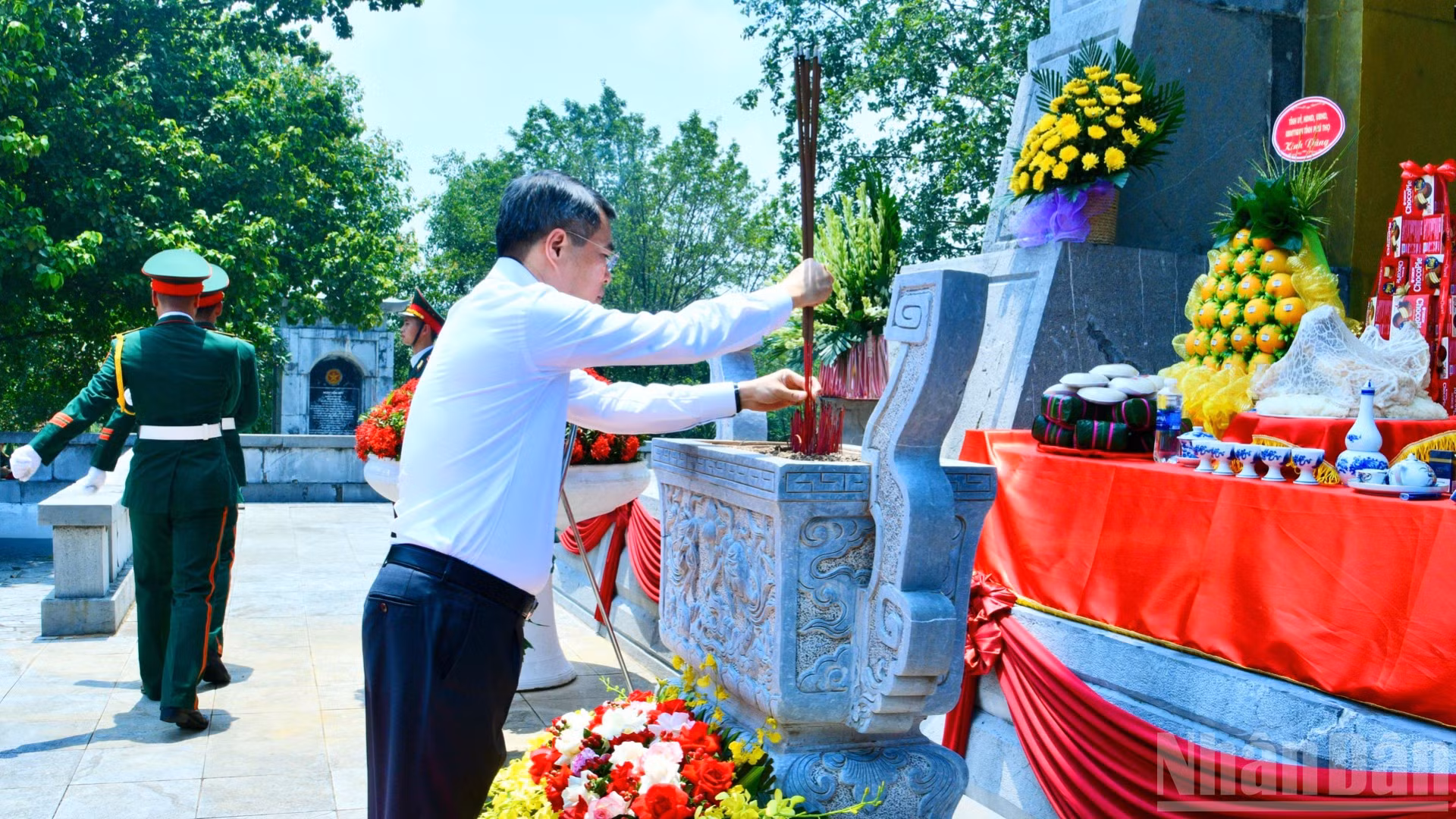 Thủ tướng Lê Minh Hưng dâng hương tại Đài tưởng niệm các Anh hùng liệt sĩ tỉnh Phú Thọ. (Ảnh: THANH GIANG)