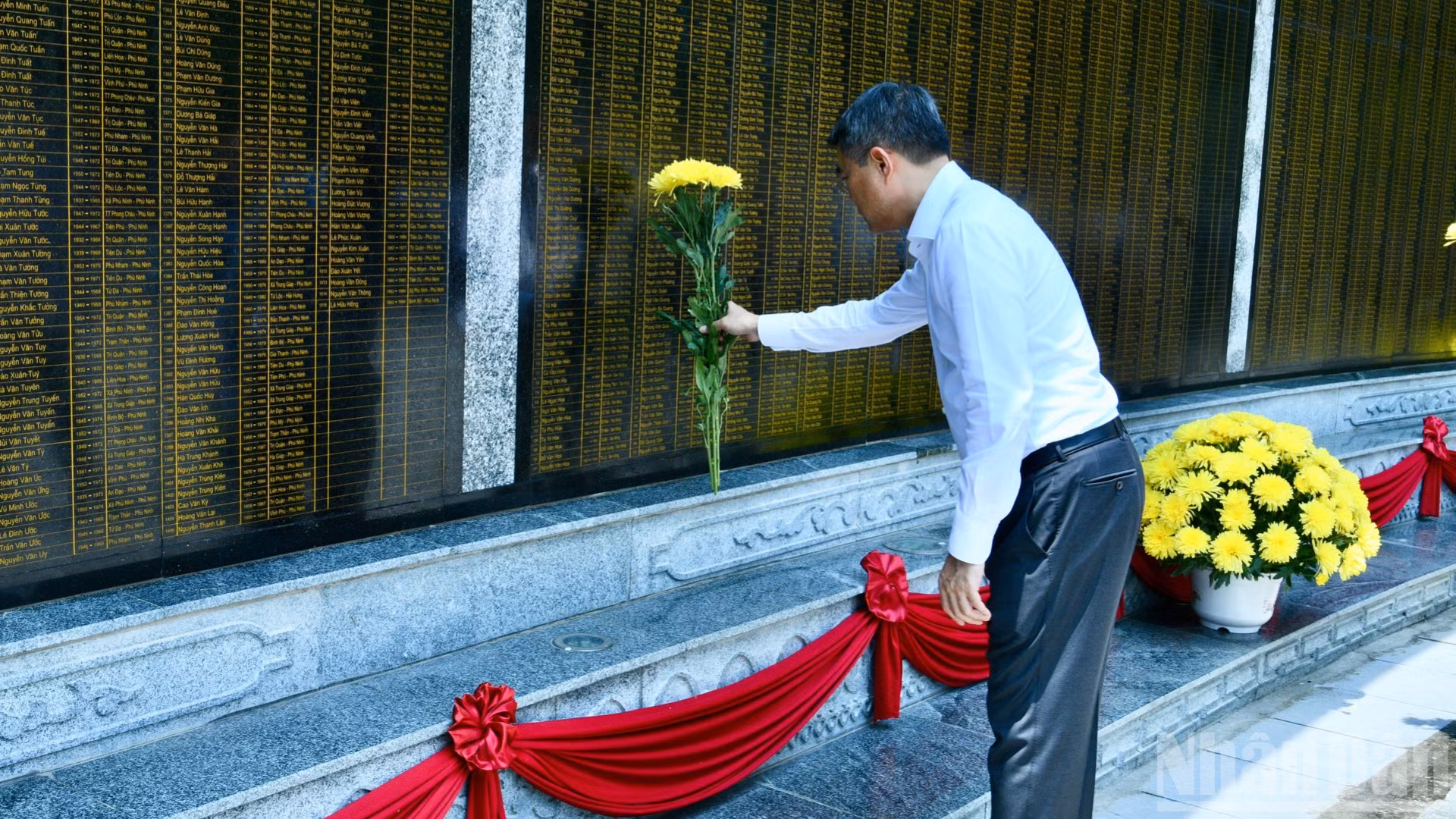Thủ tướng Lê Minh Hưng dâng hoa tại Bia ghi danh các Anh hùng liệt sĩ. (Ảnh: THANH GIANG)