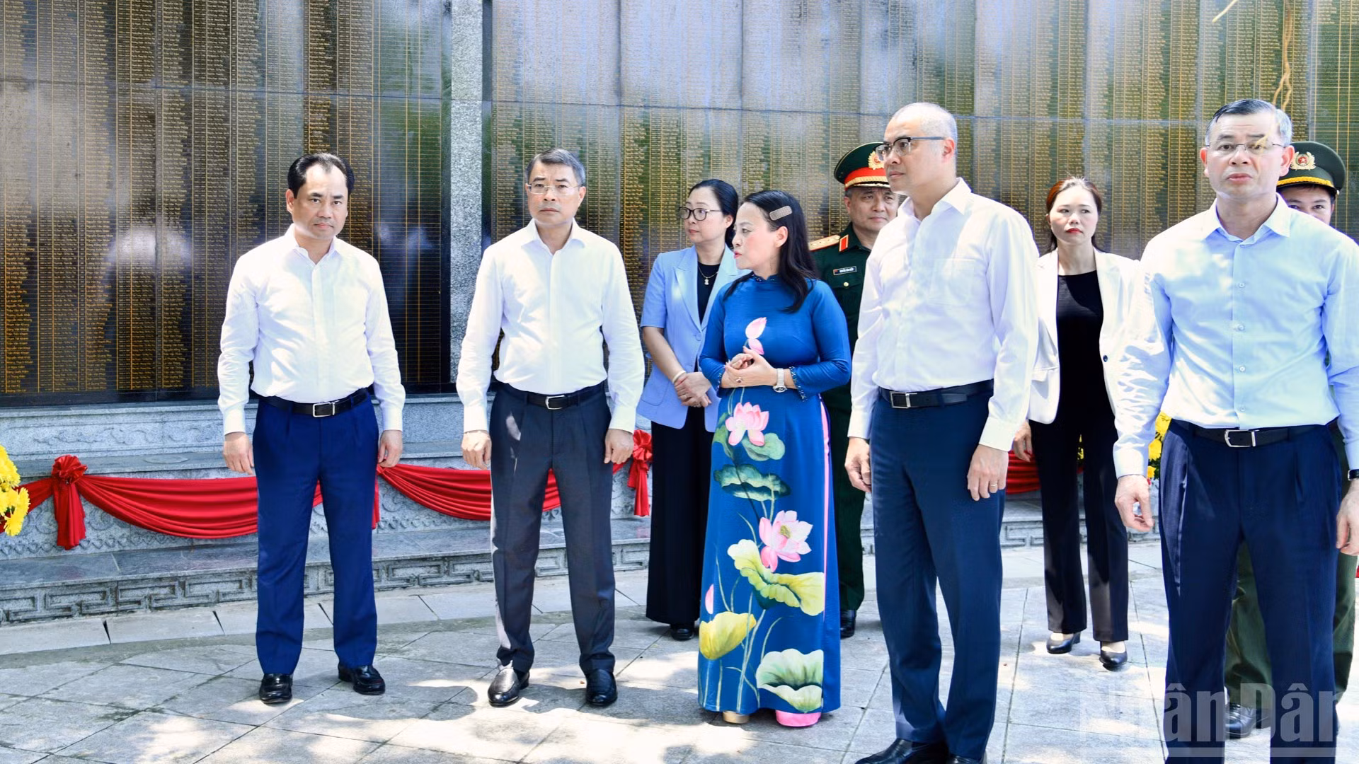 Thủ tướng Chính phủ Lê Minh Hưng nghe giới thiệu về khu vực Đài tưởng niệm các Anh hùng liệt sĩ tỉnh Phú Thọ. (Ảnh: THANH GIANG)