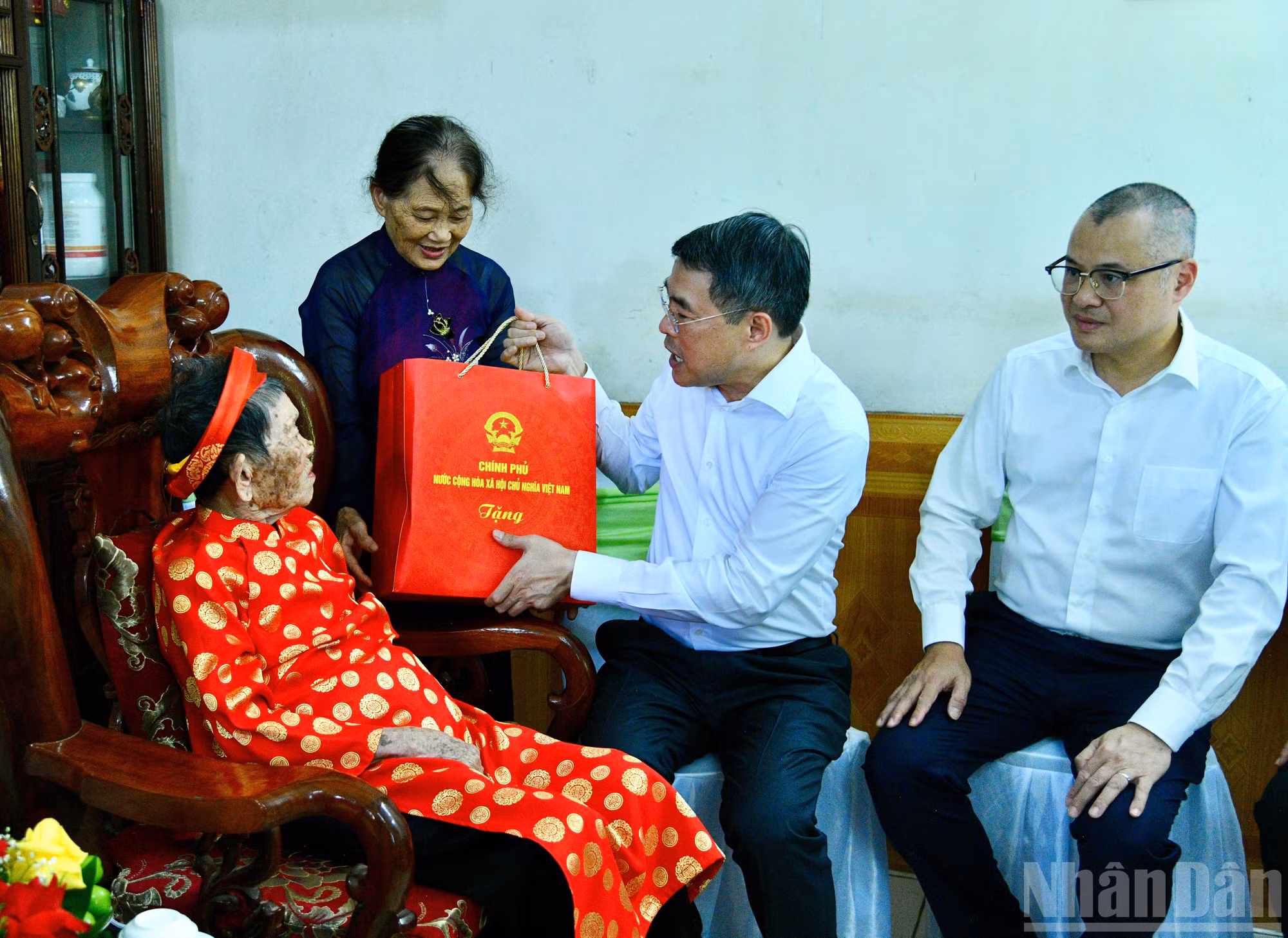 Thủ tướng Lê Minh Hưng ân cần thăm hỏi, tặng quà động viên Mẹ Việt Nam Anh hùng Nguyễn Thị Phước. (Ảnh: THANH GIANG)