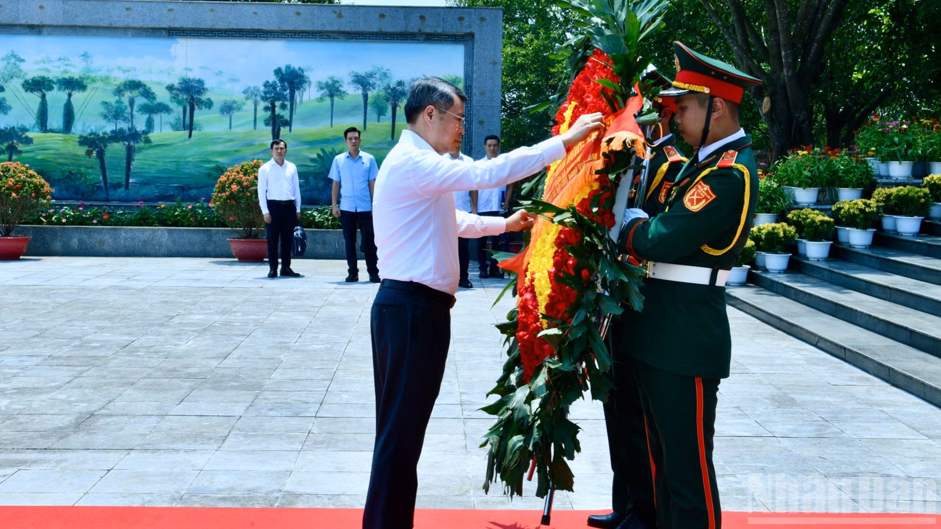 Thủ tướng Chính phủ Lê Minh Hưng chỉnh hoa trước khi vào viếng các Anh hùng liệt sĩ. (Ảnh: THANH GIANG)